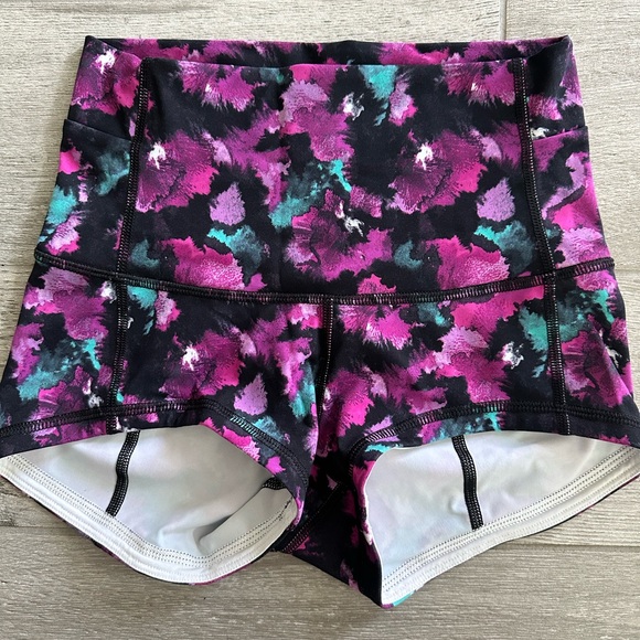 Lululemon shorts size 4 - Picture 1 of 3